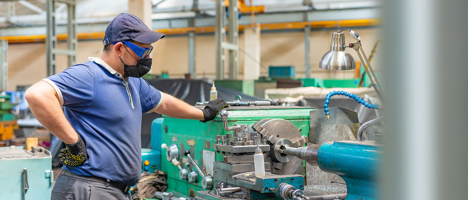 COVID-19: Metallbauer mit Mund-Nasen-Schutz am Arbeitsplatz. Bild: andov / stock.adobe.com