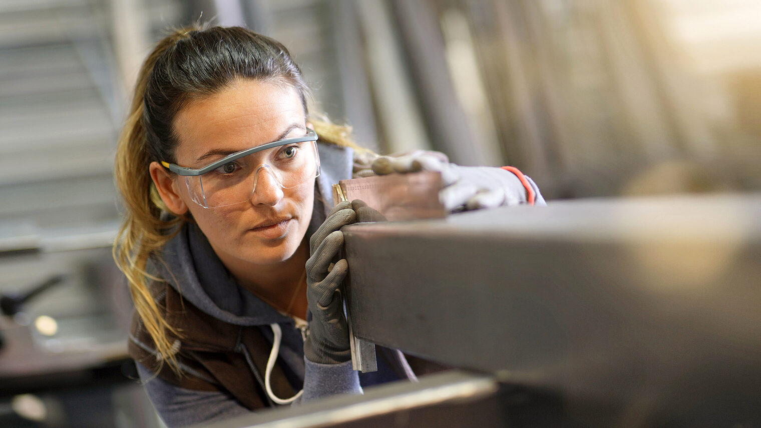 Woman apprentice training in metalwork workshop Schlagwort(e): metalwork, metallurgy, iron, ironworker, woman, apprenticeship, training, apprentice, craftsman, craftsmanship, art, metal, locksmith, occupation, learning, workshop, mask, goggles, protection, indoor, industrial, people, artisan, young, metalwork, metallurgy, iron, ironworker, woman, apprenticeship, training, apprentice, craftsman, craftsmanship, art, metal, locksmith, occupation, learning, workshop, mask, goggles, protection, indoor, industrial, people, artisan, young