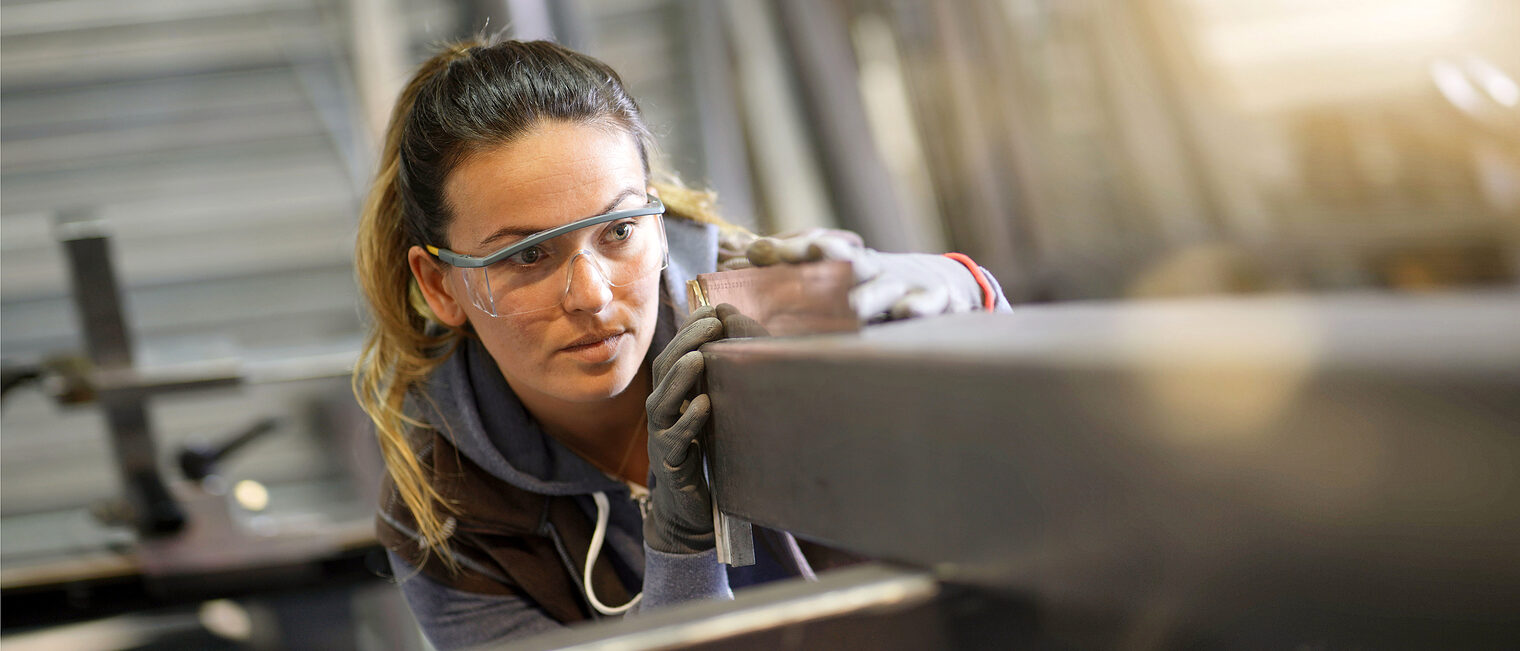 Woman apprentice training in metalwork workshop Schlagwort(e): metalwork, metallurgy, iron, ironworker, woman, apprenticeship, training, apprentice, craftsman, craftsmanship, art, metal, locksmith, occupation, learning, workshop, mask, goggles, protection, indoor, industrial, people, artisan, young, metalwork, metallurgy, iron, ironworker, woman, apprenticeship, training, apprentice, craftsman, craftsmanship, art, metal, locksmith, occupation, learning, workshop, mask, goggles, protection, indoor, industrial, people, artisan, young