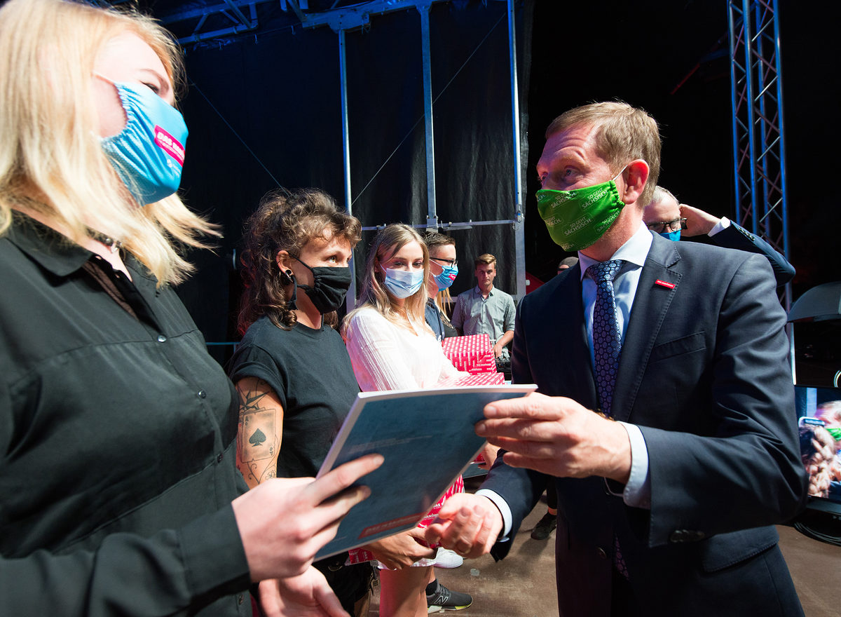 die Gesellenfreisprechung 2020 der Handwerkskammer findet wegen der Corona-Pandemie dieses Jahr auf dem Kleinmessegelände Cottatweg in Form eines Autokinos statt / Gesellenbrief / Autokino / Leipzig / 22.08.2020 die Gesellenfreisprechung 2020 der Handwerkskammer findet wegen der Corona-Pandemie dieses Jahr auf dem Kleinmessegelände Cottatweg in Form eines Autokinos statt / Gesellenbrief / Autokino / Leipzig / 22.08.2020