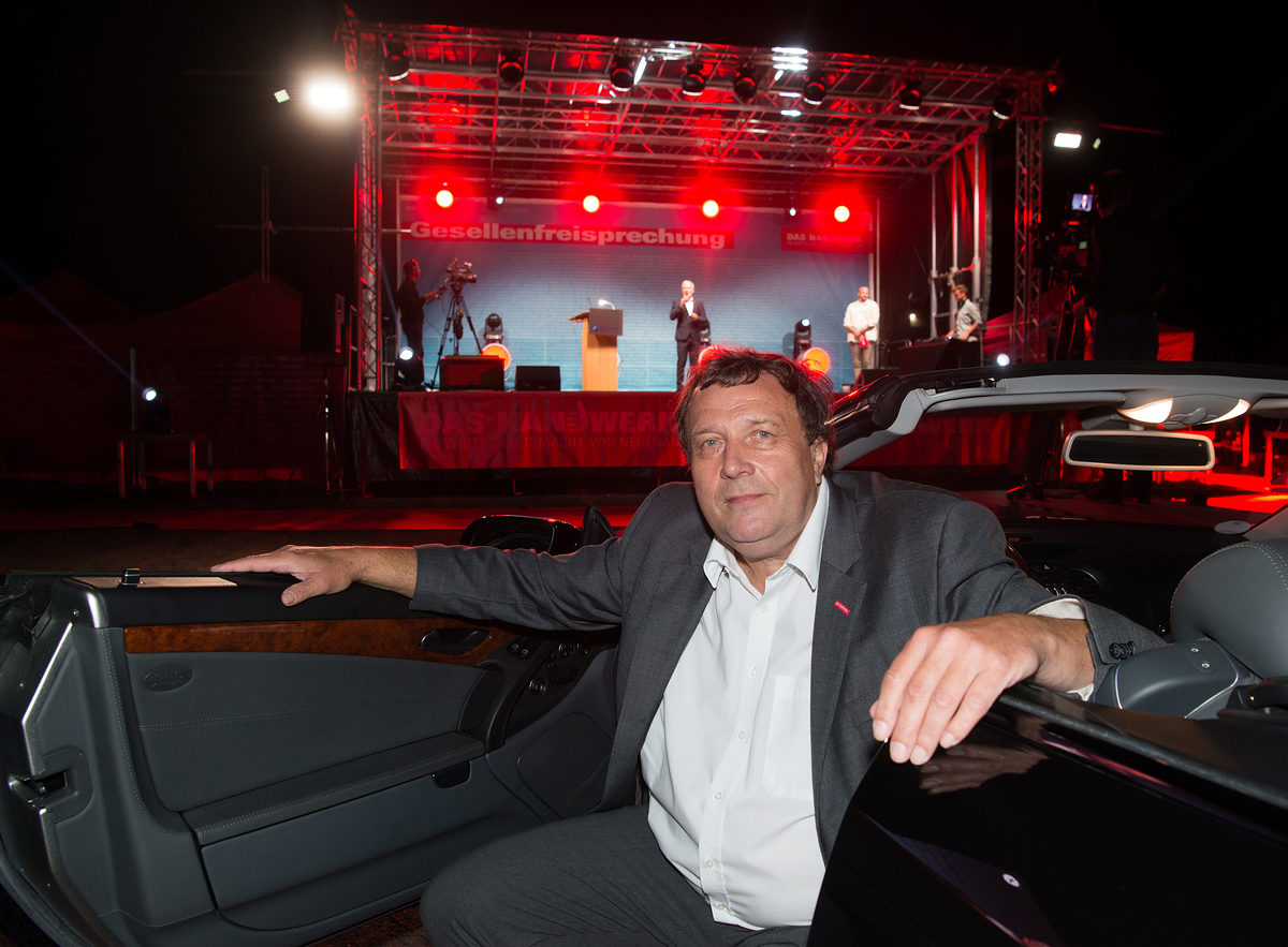 die Gesellenfreisprechung 2020 der Handwerkskammer findet wegen der Corona-Pandemie dieses Jahr auf dem Kleinmessegelände Cottatweg in Form eines Autokinos statt / Gesellenbrief / Autokino / Leipzig / 22.08.2020 abb: Claus Gröhn / Präsident der HWK die Gesellenfreisprechung 2020 der Handwerkskammer findet wegen der Corona-Pandemie dieses Jahr auf dem Kleinmessegelände Cottatweg in Form eines Autokinos statt / Gesellenbrief / Autokino / Leipzig / 22.08.2020 abb: Claus Gröhn / Präsident der HWK