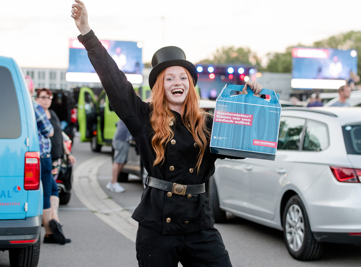 die Gesellenfreisprechung 2020 der Handwerkskammer findet wegen der Corona-Pandemie dieses Jahr auf dem Kleinmessegelände Cottatweg in Form eines Autokinos statt / Gesellenbrief / Autokino / Leipzig / 22.08.2020 abb: Lucie Graupner / Schornsteinfegerin die Gesellenfreisprechung 2020 der Handwerkskammer findet wegen der Corona-Pandemie dieses Jahr auf dem Kleinmessegelände Cottatweg in Form eines Autokinos statt / Gesellenbrief / Autokino / Leipzig / 22.08.2020 abb: Lucie Graupner / Schornsteinfegerin