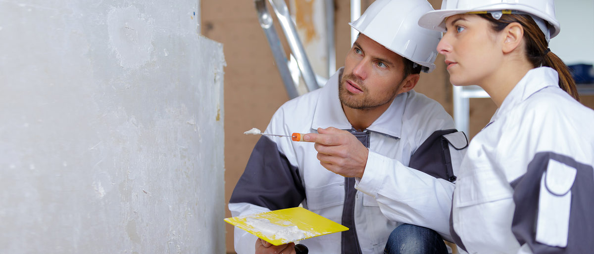 portrait of plasterers team performing wall renovation Schlagwort(e): _#C_10729, _#M_alpled_benjamin_251116, _#M_alpcor_amelie_251116, male, female, worker, plaster, builder, occupation, finishing, parget, professional, trowel, smoothing, float, decorating, work, man, equipment, painter, indoor, development, plasterer, covering, plasterwork, sleeker, action, warmth-keeping, stuccoer, mortar, screed, heat, uniform, plastering, woman, craftsperson, putty, wall, repair, palette, workman, laborer, building, male, female, worker, plaster, builder, occupation, finishing, parget, professional, trowel, smoothing, float, decorating, work, man, equipment, painter, indoor, development, plasterer, covering, plasterwork, sleeker, action, warmth-keeping, stuccoer, mortar, screed, heat, uniform, plastering, woman, craftsperson, putty, wall, repair, palette, workman, laborer, building