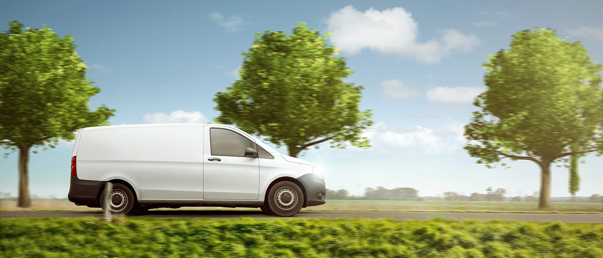transporter, landstraße, kleintransporter, lieferung, logistik, lieferwagen, natur, allee, bäume, ausliefern, frühling, sommer, ländlich, sonnig, beförderung, weiß, grün, auto, wiese, bewegung, fahrend, fahrzeug, van, vermietung, nutzfahrzeug, straße, tag, verkehr, landschaft, seitlich