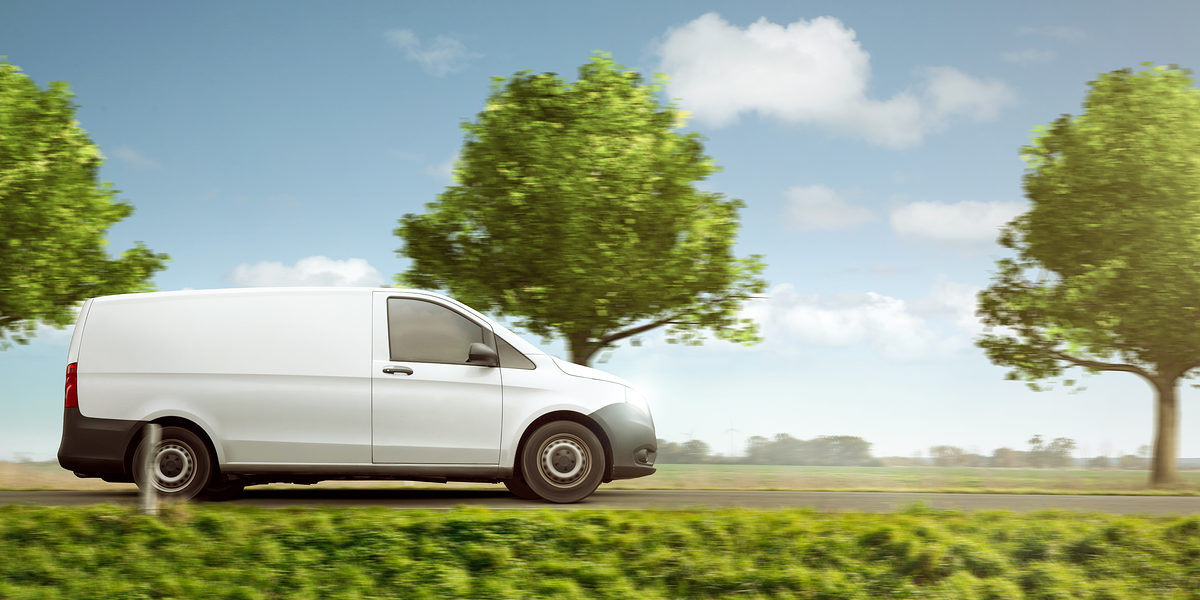 transporter, landstraße, kleintransporter, lieferung, logistik, lieferwagen, natur, allee, bäume, ausliefern, frühling, sommer, ländlich, sonnig, beförderung, weiß, grün, auto, wiese, bewegung, fahrend, fahrzeug, van, vermietung, nutzfahrzeug, straße, tag, verkehr, landschaft, seitlich