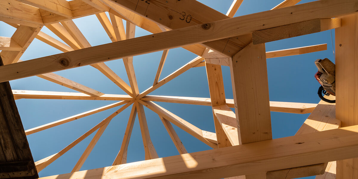 dach, hausbau, balken, sparren, bauholz, wohnhaus, rohbau, blauer himmel, altersvorsorge, architektur, aufschwung, bau, zimmermann, holzbau, zimmerei, baubranche, bauen, baugewerbe, bauhandwerk, handwerk, baustelle, dachgiebel, dachstuhl, eigenheim, eigentum, finanzen, finanzierung, gewerbe, giebel, haus, himmel, holz, holzbalken, immobilie, miete, neubau, wohneigentum, wohnimmobilie, countrypixel