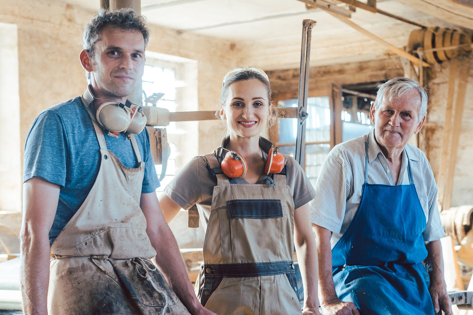 Carpenter family business with generations in the workshop having a break Schlagwort(e): Carpenter, Family business, generations, young, continuity, generation change, succession, cabinet maker, joiner, man, woman, team, teamwork, senior, experienced, old, Master, apprentice, colleagues, together, Carpentry, workshop, wood, joinery, carpenters workshop, woodworking, Occupation, work, working, job, craftsman, craft, Proud, pride, Looking at camera, Vintage, traditional, old school, People, person, Caucasian, German, Germany, small business