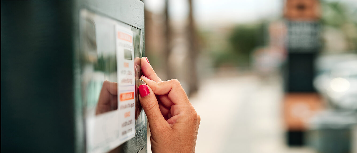 woman hand using coin in parking meter Schlagwort(e): meter, hand, pay, slot, money, coin, ticket, city, payment, fee, machine, parking, street, fine, insert, urban, metal, transport, transportation, currency, automatic, paying, park, time, charge, people, limited, concept, outdoor, fingers, meter, hand, pay, slot, money, coin, ticket, city, payment, fee, machine, parking, street, fine, insert, urban, metal, transport, transportation, currency, automatic, paying, park, time, charge, people, limited, concept, outdoor, fingers