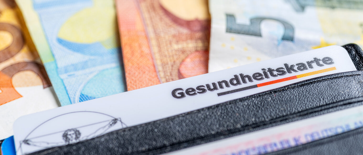 Gesundheitskarte in Geldbeutel mit Geldscheinen Schlagwort(e): gesundheitskarte, krankenkasse, krankenversicherung, arzt, geld, medizin, medikamente, kosten, krank, karte, versorgung, gesundheitswesen, rezept, untersuchung, gesund, versichertenkarte, versicherung, gesundheit, tabletten, schein, euro, arzneimittel, praxis, gesundheitsreform, elektronisch, politik, elektronische, egk, daten, datenschutz, datenspeicherung, patient, chip, gebühr, chipkkarte, krankenversorgung, ärzte, medikament, geldschein, makro, nahaufnahme, krankenakte, arztbesuch, gesundheitssystem, ausgaben, behandlung, geldbeute, geldbörse, portemonnaie