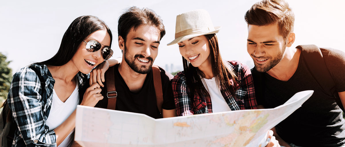 Group of Young Smiling People Holding Paper Map. Casualy dressed Happy Travelers with Backpacks Planning Route Together by Looking at Map. Traveling, Tourism and Friendship Concept Schlagwort(e): travel, traveler, group, trip, people, vacation, young, summer, happy, tourism, caucasian, adventure, lifestyle, journey, concept, girl, together, voyage, smiling, woman, sitting, fun, casual, beautiful, cheerful, outdoors, man, friendship, friends, attractive, joy, day, hipster, enjoying, sky, map, paper, route, search, abroad, itinerary, looking, smile, location, nature, planning, navigation, tourist, holding
