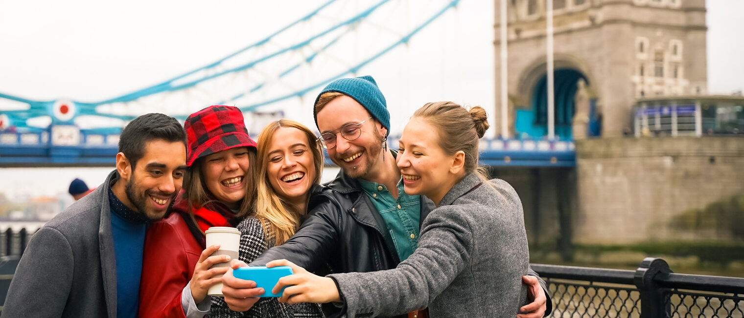 Group of tourists enjoying city tour . Group of friends taking a selfie in London . They are three girls and two boys, embracing and having fun together. Travel and friendship concept. Schlagwort(e): 5, Bridge, autumn, boys, casual, caucasian, cell, city, college, community, concept, day, erasmus, friends, fun, generation, girls, group, happy, holiday, hípster, influencer, laughing, lifestyle, london, media, men, millenial, millennial, momento, party, people, person, phone, selfie, smartphone, social, students, technology, teenagers, teens, time, together, tourist, travel, traveler, vacation, winter, women, young, youth