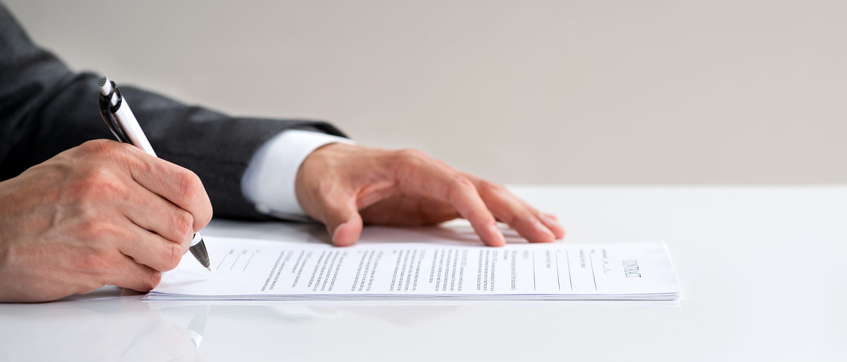 Lawyer Signing Business Contract Legal Document Paper Schlagwort(e): sign, contract, signing, legal, business, document, lawyer, banner, background, panoramic, paper, customer, system, paperwork, meeting, director, up, man, form, office, justice, letter, important, notice, hand, close, job