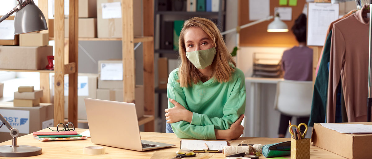 Portrait of young businesswoman in protective mask looking at camera while working at office Schlagwort(e): Adult, Business, Business Person, Businesswoman, Busy, Casual Clothing, Caucasian Ethnicity, Clothing, Computer, Confidence, Craft, Creativity, Design, Design Professional, Desk, Expertise, Fashion, Indoors, Industry, Internet, Laptop, Looking, Modern, New Business, Occupation, Office, People, Place of Work, Professional Occupation, Small Business, Technology, Textile Industry, Wireless Technology, Women, Working, Workshop, Tailor, Designer, Design Occupation, Protective Mask, Pandemic, Epidemic, adult, business, business person, businesswoman, busy, casual clothing, caucasian ethnicity, clothing, computer, confidence, craft, creativity, design, design professional, desk, expertise, fashion, indoors, industry, internet, laptop, looking, modern, new business, occupation, office, people, place of work, professional occupation, small business, technology, textile industry, wireless technology, women, working, workshop, tailor, designer, design occupation, protective mask, pandemic, epidemic