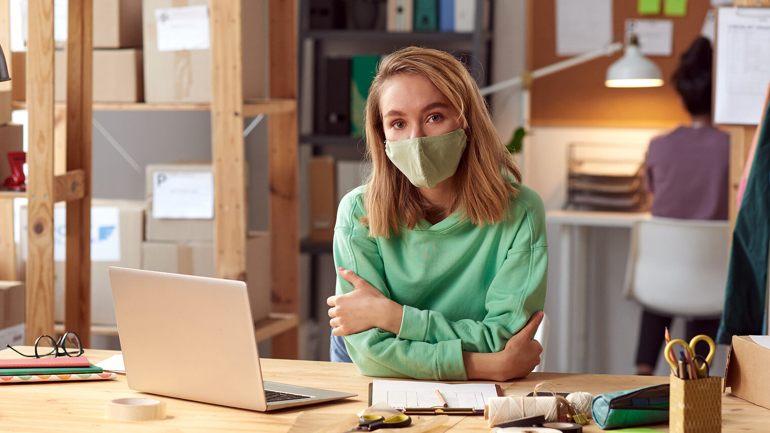 Portrait of young businesswoman in protective mask looking at camera while working at office Schlagwort(e): Adult, Business, Business Person, Businesswoman, Busy, Casual Clothing, Caucasian Ethnicity, Clothing, Computer, Confidence, Craft, Creativity, Design, Design Professional, Desk, Expertise, Fashion, Indoors, Industry, Internet, Laptop, Looking, Modern, New Business, Occupation, Office, People, Place of Work, Professional Occupation, Small Business, Technology, Textile Industry, Wireless Technology, Women, Working, Workshop, Tailor, Designer, Design Occupation, Protective Mask, Pandemic, Epidemic, adult, business, business person, businesswoman, busy, casual clothing, caucasian ethnicity, clothing, computer, confidence, craft, creativity, design, design professional, desk, expertise, fashion, indoors, industry, internet, laptop, looking, modern, new business, occupation, office, people, place of work, professional occupation, small business, technology, textile industry, wireless technology, women, working, workshop, tailor, designer, design occupation, protective mask, pandemic, epidemic