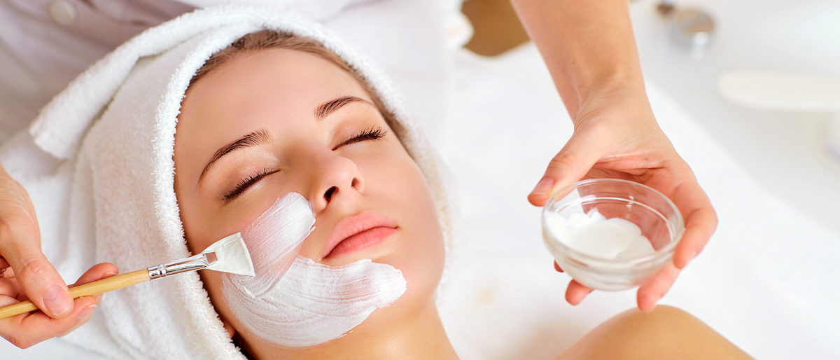 Woman in mask on face in spa beauty salon. Schlagwort(e): mask, spa, face, cosmetic, skincare, skin, beauty, woman, hands, salon, cosmetologist, treatment, beautician, care, facial, young, cream, beautiful, brush, mud, mineral, therapy, girl, female, natural, wellness, health, body, caucasian, relax, relaxation, lying, apply, towel, indoors, resting, clay, applying, mask, spa, face, cosmetic, skincare, skin, beauty, woman, hands, salon, cosmetologist, treatment, beautician, care, facial, young, cream, beautiful, brush, mud, mineral, therapy, girl, female, natural, wellness, health, body, caucasian, relax, relaxation, lying, apply, towel, indoors, resting, clay, applying