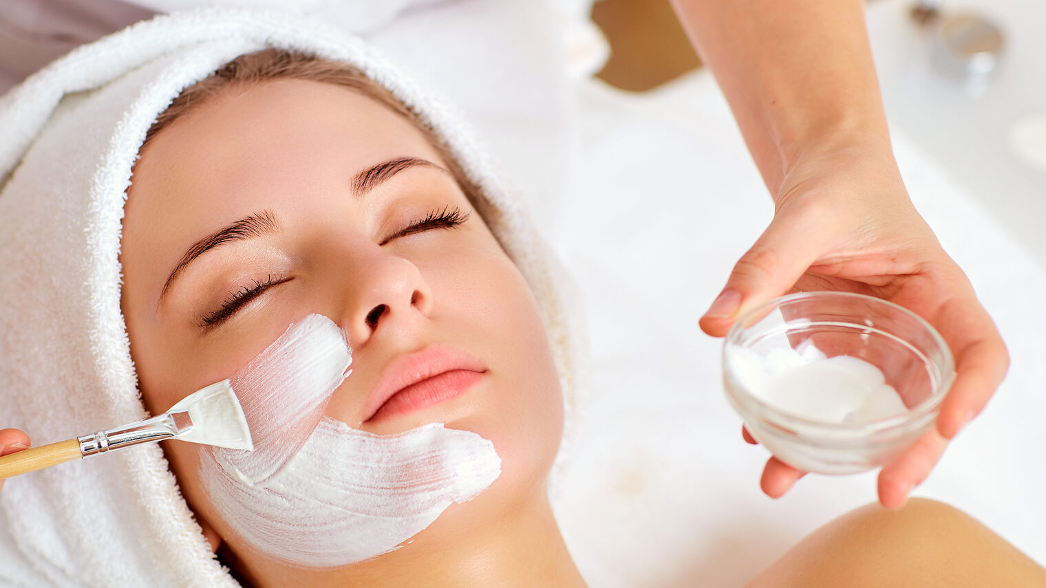 Woman in mask on face in spa beauty salon. Schlagwort(e): mask, spa, face, cosmetic, skincare, skin, beauty, woman, hands, salon, cosmetologist, treatment, beautician, care, facial, young, cream, beautiful, brush, mud, mineral, therapy, girl, female, natural, wellness, health, body, caucasian, relax, relaxation, lying, apply, towel, indoors, resting, clay, applying, mask, spa, face, cosmetic, skincare, skin, beauty, woman, hands, salon, cosmetologist, treatment, beautician, care, facial, young, cream, beautiful, brush, mud, mineral, therapy, girl, female, natural, wellness, health, body, caucasian, relax, relaxation, lying, apply, towel, indoors, resting, clay, applying