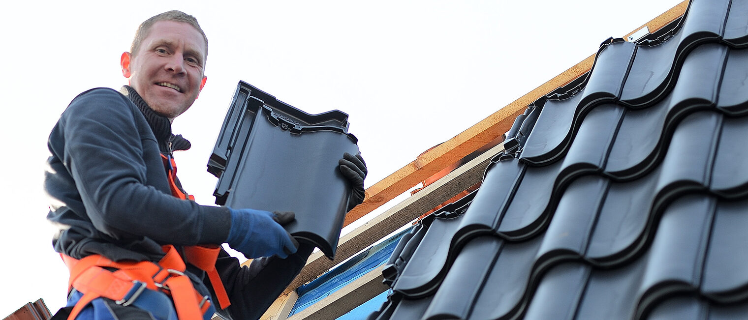 Arbeiten im Dachdeckerhandwerk am Einfamilienhaus. Bild: Sven Böttcher / stock.adobe.com