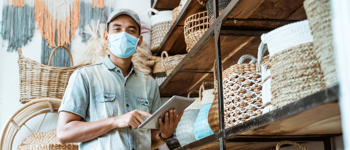 male business owner keep working and wear face masks at his art and craft store Schlagwort(e): craft, art, business, store, workshop, modern, masks, worker, entrepreneur, protection, virus, coronavirus, corona, shopkeeper, asian, care, cold, connection, covid, disease, employee, fever, flu, health, ill, job, man, manager, mobile, online, outlet, owner, pad, person, prevention, retail, safety, seller, shop, sick, small, symptoms, tab, tablet, technology, touch, white, work, young, natural, handycraft, craft, art, business, store, workshop, modern, masks, worker, entrepreneur, protection, virus, coronavirus, corona, shopkeeper, asian, care, cold, connection, covid, disease, employee, fever, flu, health, ill, job, man, manager, mobile, online, outlet, owner, pad, person, prevention, retail, safety, seller, shop, sick, small, symptoms, tab, tablet, technology, touch, white, work, young, natural