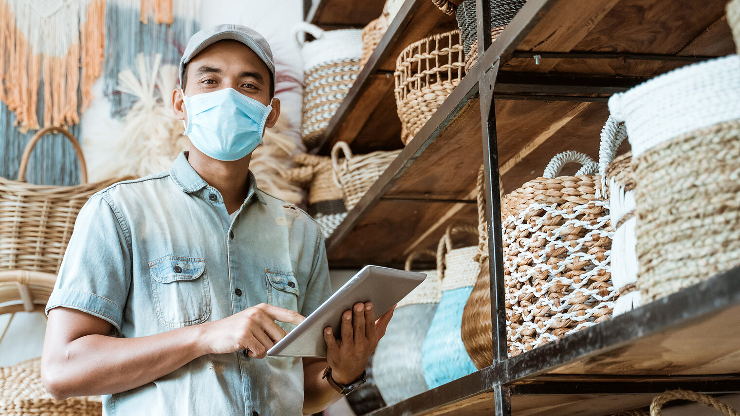 male business owner keep working and wear face masks at his art and craft store Schlagwort(e): craft, art, business, store, workshop, modern, masks, worker, entrepreneur, protection, virus, coronavirus, corona, shopkeeper, asian, care, cold, connection, covid, disease, employee, fever, flu, health, ill, job, man, manager, mobile, online, outlet, owner, pad, person, prevention, retail, safety, seller, shop, sick, small, symptoms, tab, tablet, technology, touch, white, work, young, natural, handycraft, craft, art, business, store, workshop, modern, masks, worker, entrepreneur, protection, virus, coronavirus, corona, shopkeeper, asian, care, cold, connection, covid, disease, employee, fever, flu, health, ill, job, man, manager, mobile, online, outlet, owner, pad, person, prevention, retail, safety, seller, shop, sick, small, symptoms, tab, tablet, technology, touch, white, work, young, natural