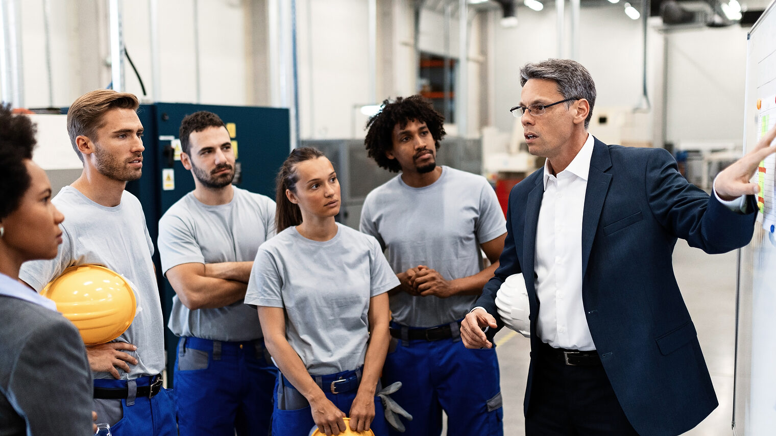 Fachkäfte, Ausbildung, Schulung, Werkstatt. Bild: Drazen / stock.adobe.com