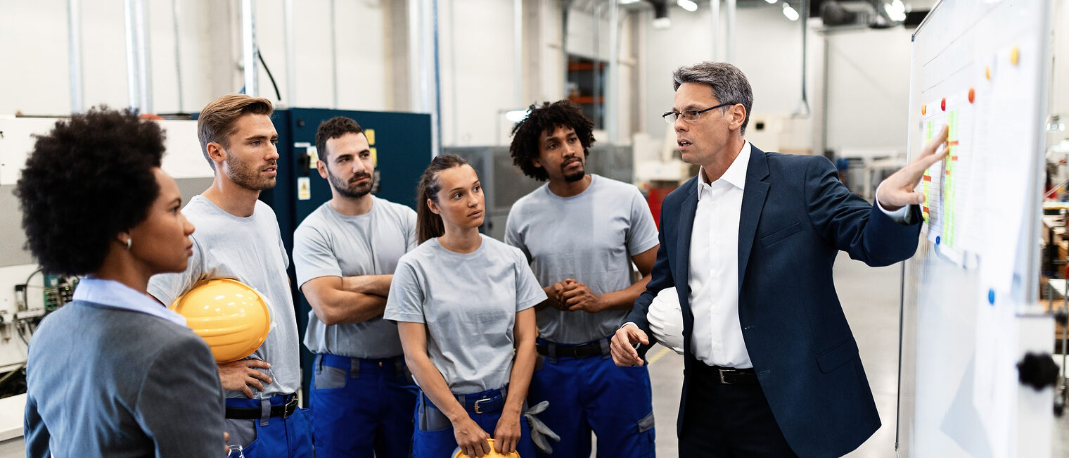 Fachkäfte, Ausbildung, Schulung, Werkstatt. Bild: Drazen / stock.adobe.com
