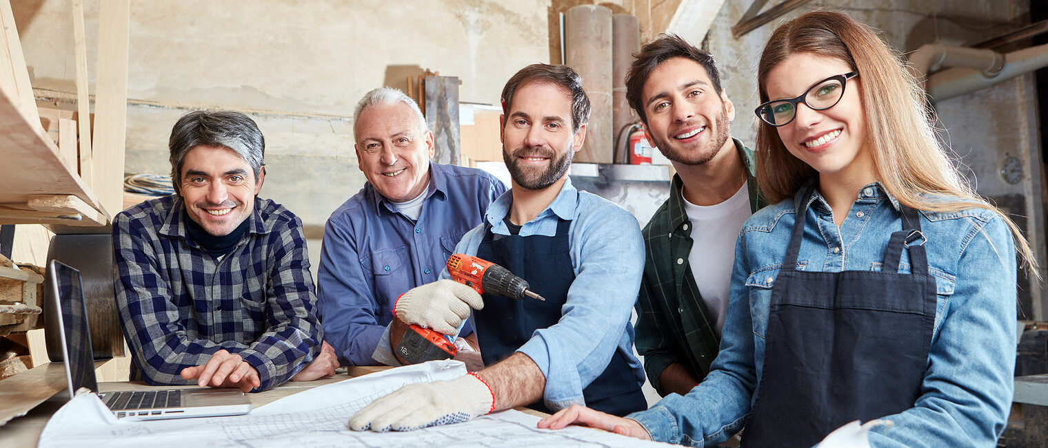 Handwerker als erfolgreiches Team, Studenten, Studentin, Werkstatt. Bild: Robert Kneschke / stock.adobe.com