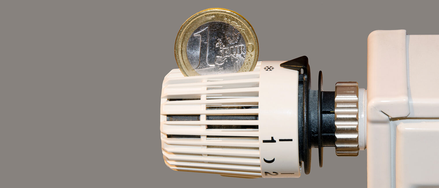 Heizungsthermostat mit eingesteckter Euro-Münze, freigestellt Schlagwort(e): Heizkörper, Thermostat, energiesparen, Euro, Münze, freigestellt, ein, Heizkosten, Heizung, heizen, Heizungsthermostat, 1, Geldstück, Geld, Energie, sparen, Kosten, senken, Ofen, Kamin, Engeriekosten, Energie, Energieverbrauch, Energieeffizienz, energieeffizient, ökonomisch, ökologisch, Ökonomie, effizient, Ökologie, co2, neutral, Klima, Umwelt, schonen, schützen, Einsparung, sparsam, umweltschonend, Umweltschutz, Klimaschutz, Freisteller, Geldmünze, heizkörper, thermostat, energiesparen, euro, münze, freigestellt, ein, heizkosten, heizung, heizen, heizungsthermostat, 1, geldstück, geld, energie, sparen, kosten, senken, ofen, kamin, engeriekosten, energieverbrauch, energieeffizienz, energieeffizient, ökonomisch, ökologisch, ökonomie, effizient, ökologie, co2, neutral, klima, umwelt, schonen, schützen, einsparung, sparsam, umweltschonend, umweltschutz, klimaschutz, freisteller, geldmünze