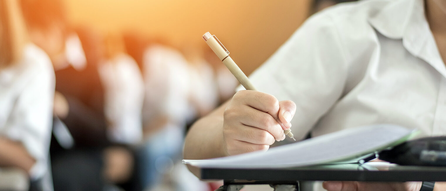 Exam at school with student's taking educational admission test in class, thinking hard, writing answer in university classroom, education and world literacy day concept Schlagwort(e): exam, student, school, test, classroom, education, admission, teacher, scholarship, university, stress, college, course, assessment, day, paper, literacy, business, degree, application, registration, training, back, people, letter, world, accessibility, applicant, apply, concentration, evaluation, examination, hand, group, international, knowledge, learning, lecture, month, national, note, opportunity, pass, read, register, result, studying, teaching, workshop, writing