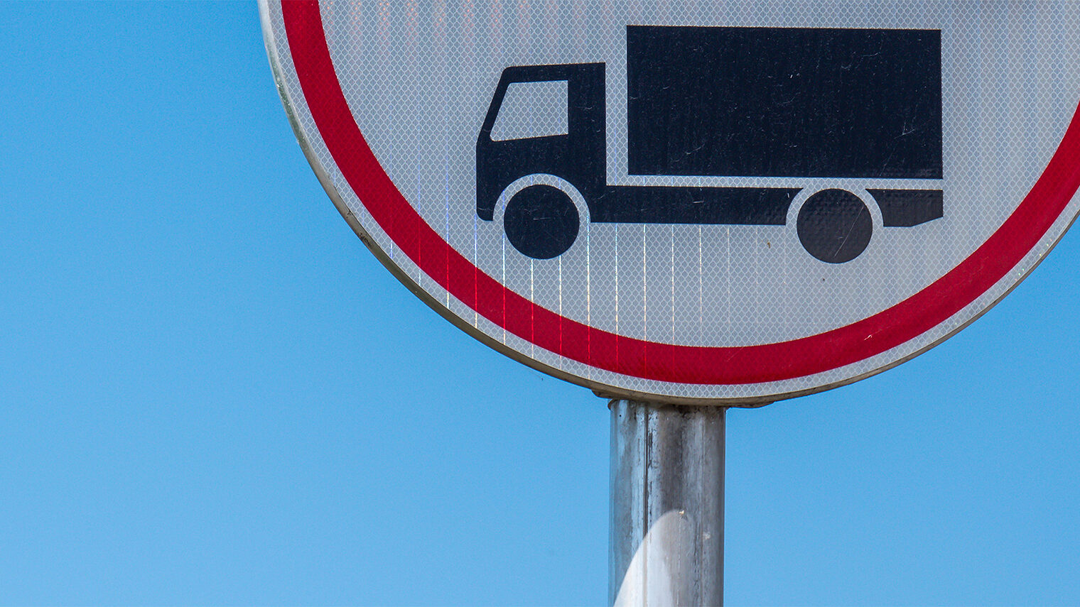 maut, schild, lkw, deutschland, mautpflicht, bayern, grenze, infrastruktur, bundesstraße, 390, rund, strassenverkehrsordnung, blau, autofahren, gebühren, schilderwald, verkehrszeichen, bundesstrasse, deutsch, presse, symbolbild, symbolfoto, straßenverkehrsordnung, straßenverkehr, straße, hinweisschild, strasse, ausweichstrecke, mautpflichtig, strassenverkehr, zeichen, stvo, verkehrsschild, verkehr, richtzeichen, himmel, lastwagen, bundesfernstrassenmautgesetz, bundesfernstraßenmautgesetz, hinweis