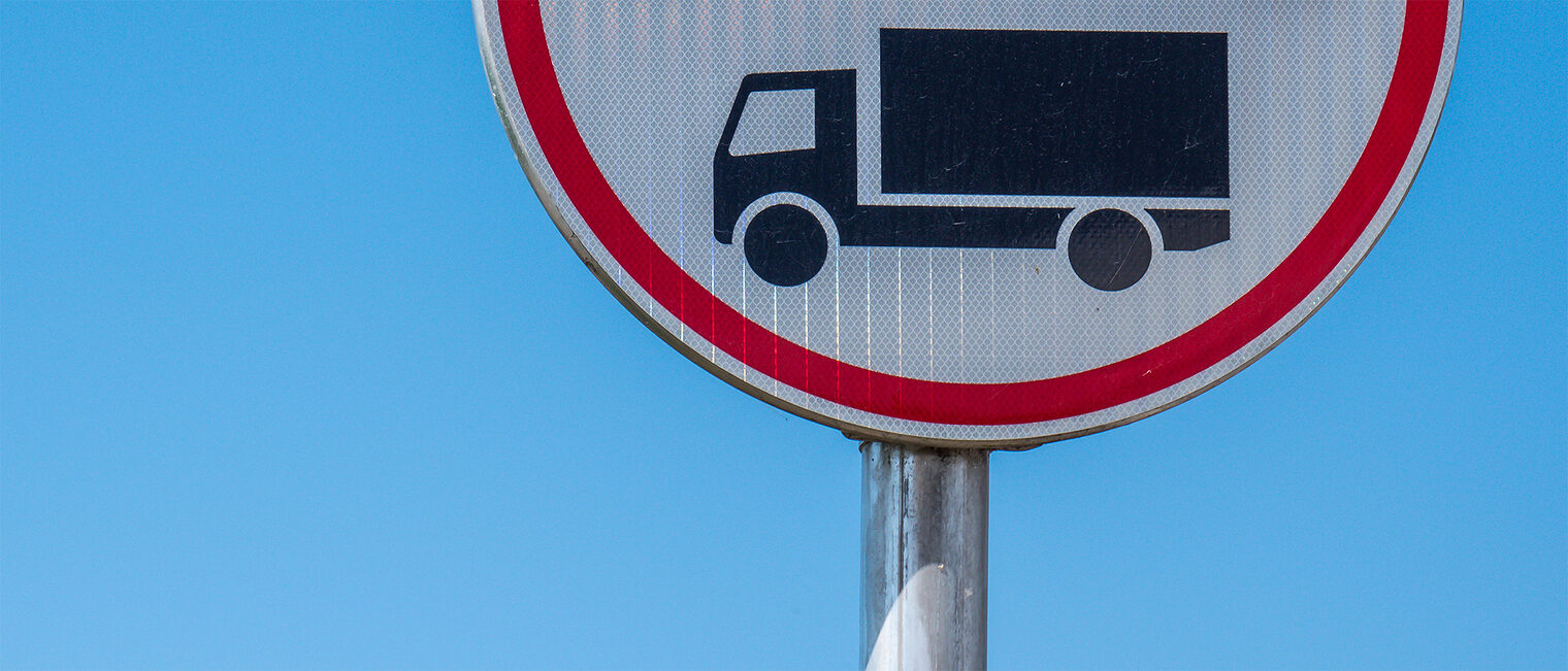 maut, schild, lkw, deutschland, mautpflicht, bayern, grenze, infrastruktur, bundesstraße, 390, rund, strassenverkehrsordnung, blau, autofahren, gebühren, schilderwald, verkehrszeichen, bundesstrasse, deutsch, presse, symbolbild, symbolfoto, straßenverkehrsordnung, straßenverkehr, straße, hinweisschild, strasse, ausweichstrecke, mautpflichtig, strassenverkehr, zeichen, stvo, verkehrsschild, verkehr, richtzeichen, himmel, lastwagen, bundesfernstrassenmautgesetz, bundesfernstraßenmautgesetz, hinweis