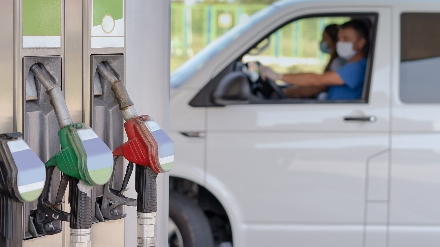 Zapfsäule an der Tankstelle mit Lieferwagen. Bild: Small365 / stock.adobe.com