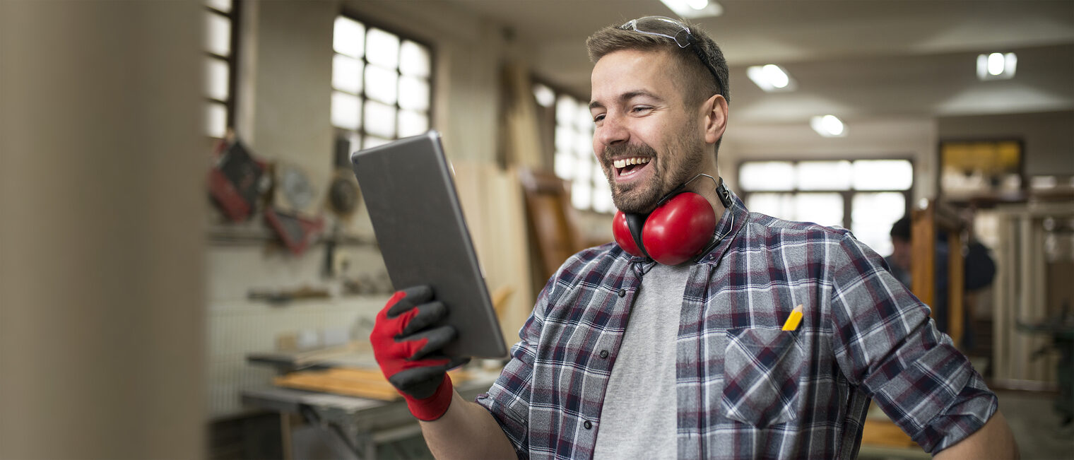 Holzhandwerker mit Tablet in der Werkstatt. Bild: littlewolf1989 / stock.adobe.com