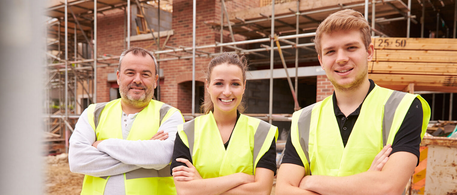 Team aus Meister und Gesellen auf der Baustelle. Bild: Monkey Business / stock.adobe.com