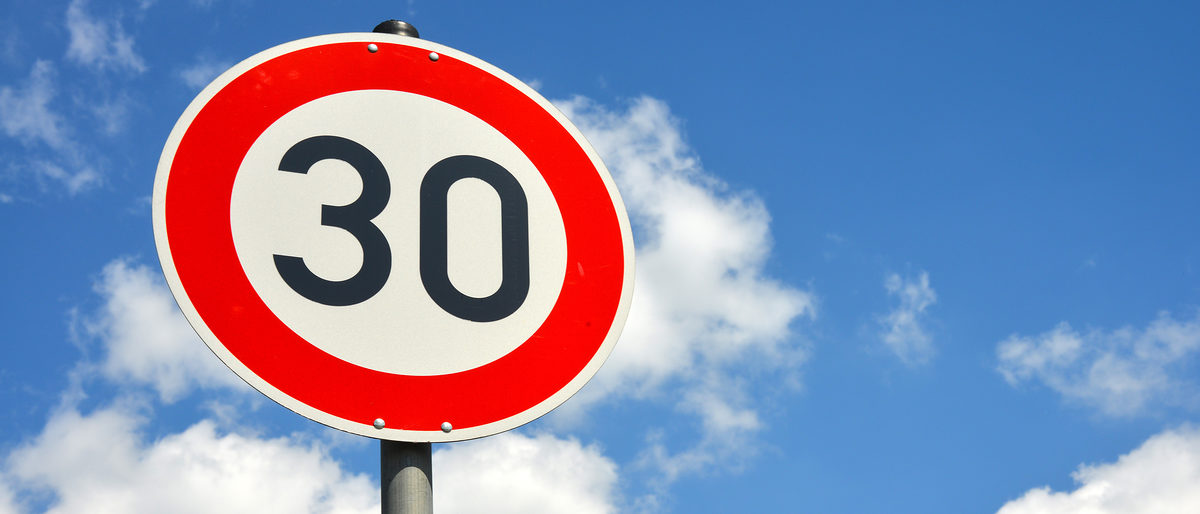 30 Zone, Schild, Verkehrsschild, Verkehrsberuhigung, Achtung. Bild: nmann77 / stock.adobe.com