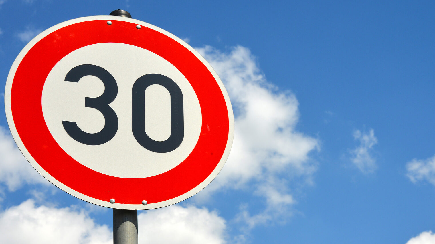 30 Zone, Schild, Verkehrsschild, Verkehrsberuhigung, Achtung. Bild: nmann77 / stock.adobe.com