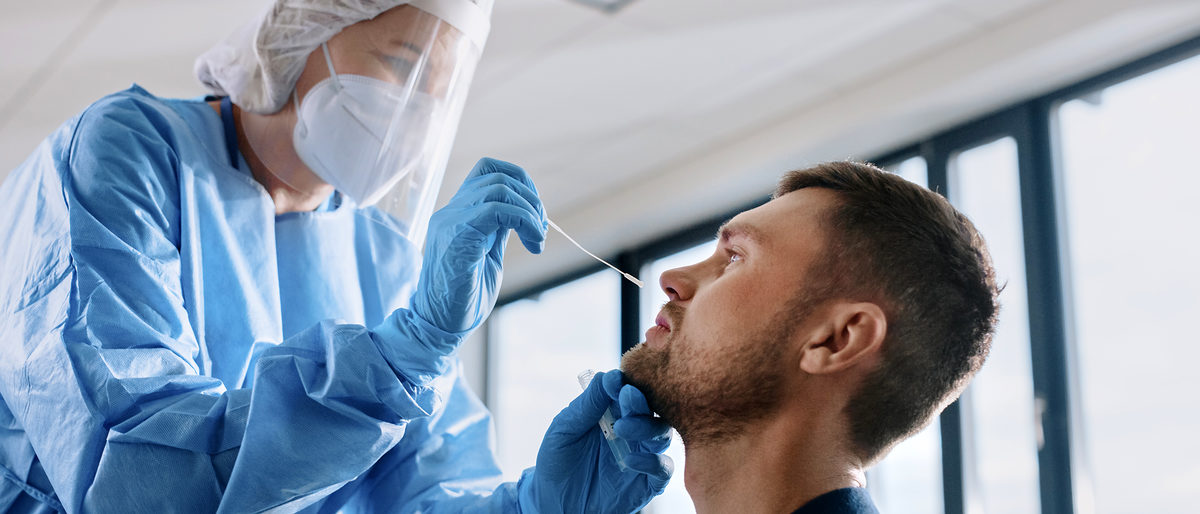 Medical Nurse in Safety Gloves and Mask, Protective Face Shield and Overalls is Taking a PCR Corona Virus Sample in a Health Clinic. Doctor Uses Respiratory Swab Test. Covid-19 Pandemic Concept. Schlagwort(e): PCR, care, clinic, close up, consultation, coronavirus, covid, covid-19, disease, doctor, face mask, female, health, healthcare, hospital, indoors, lab, laboratory, male, medic, medical, medicalcare, medicine, nurse, occupation, office, patient, pharmacist, physician, polymerase chain reaction, portrait, practitioner, profession, professional, protection, respiratory, safety, sample, specialist, swab, symptoms, test, treatment, uniform, virus, white coat, woman, work, young