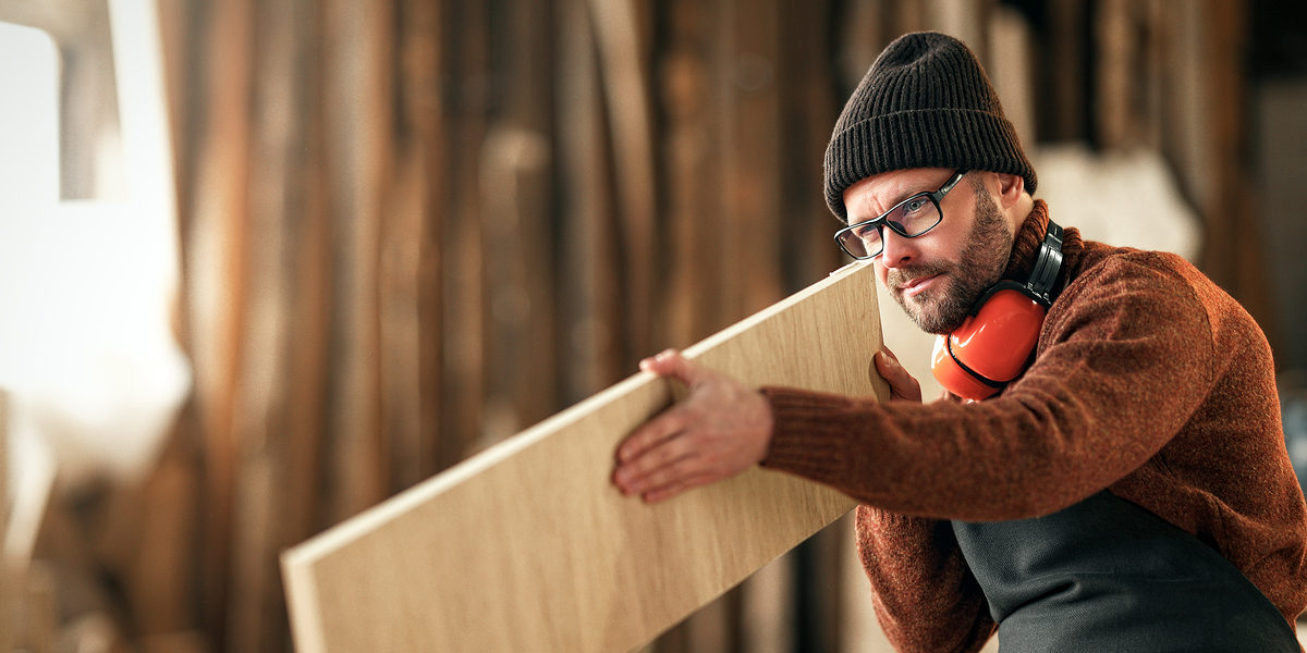 Tischler, Holz, Fokus, Ziel. Bild: JenkoAtaman / stock.adobe.com