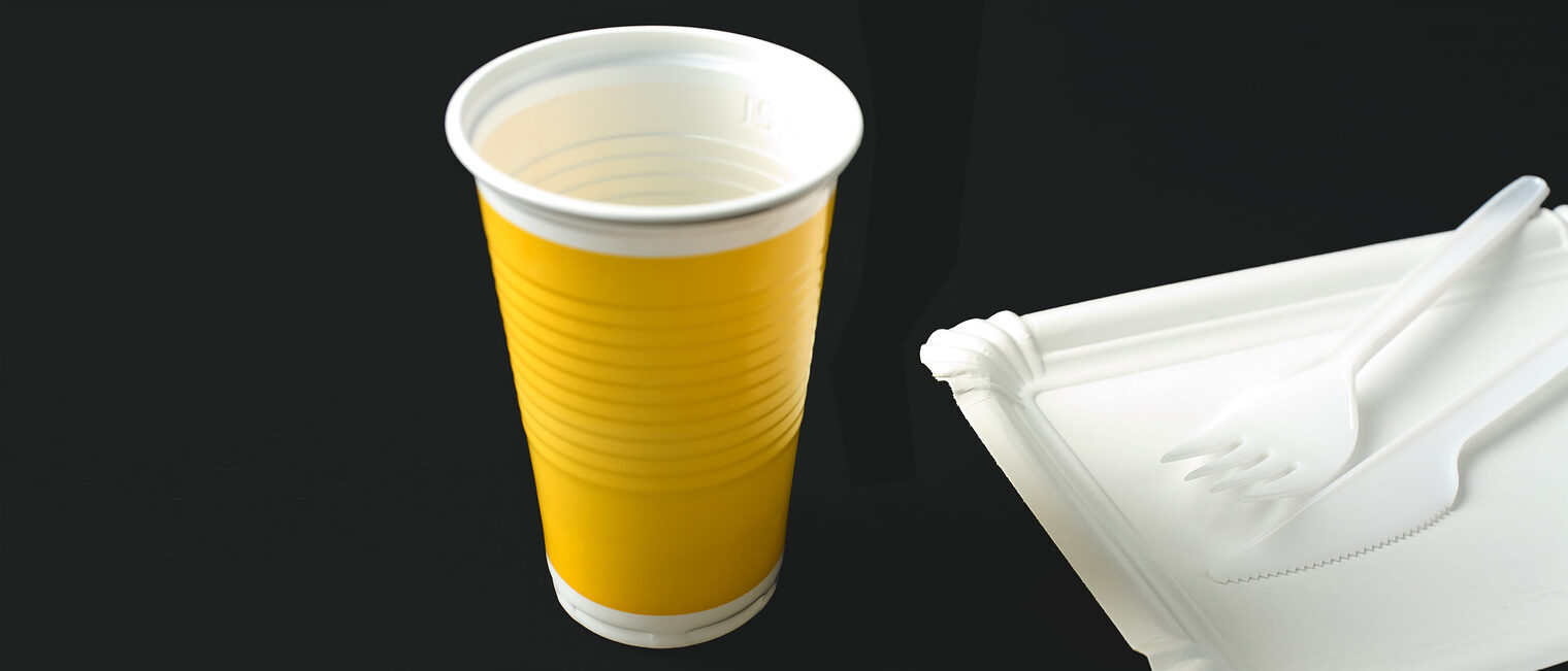 Plastikbecher und Einweggeschirr. Bild: Nik / stock.adobe.com