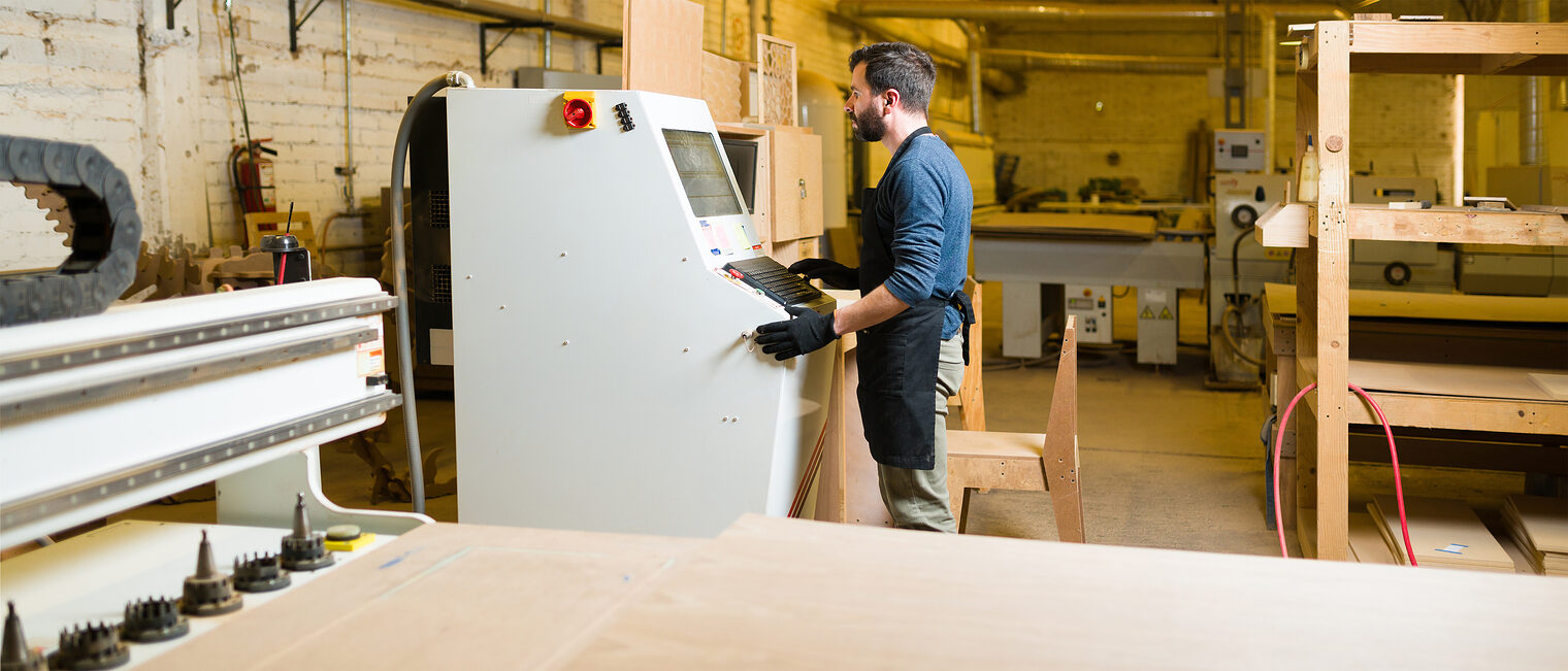 CNC-Maschine in der Holzwerkstatt. Bild: Antonio Diaz / www.stock.adobe.com