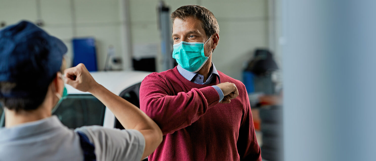 Mann mit Mechaniker in der Kfz-Werkstatt. Bild: Drazen / stock.adobe.com