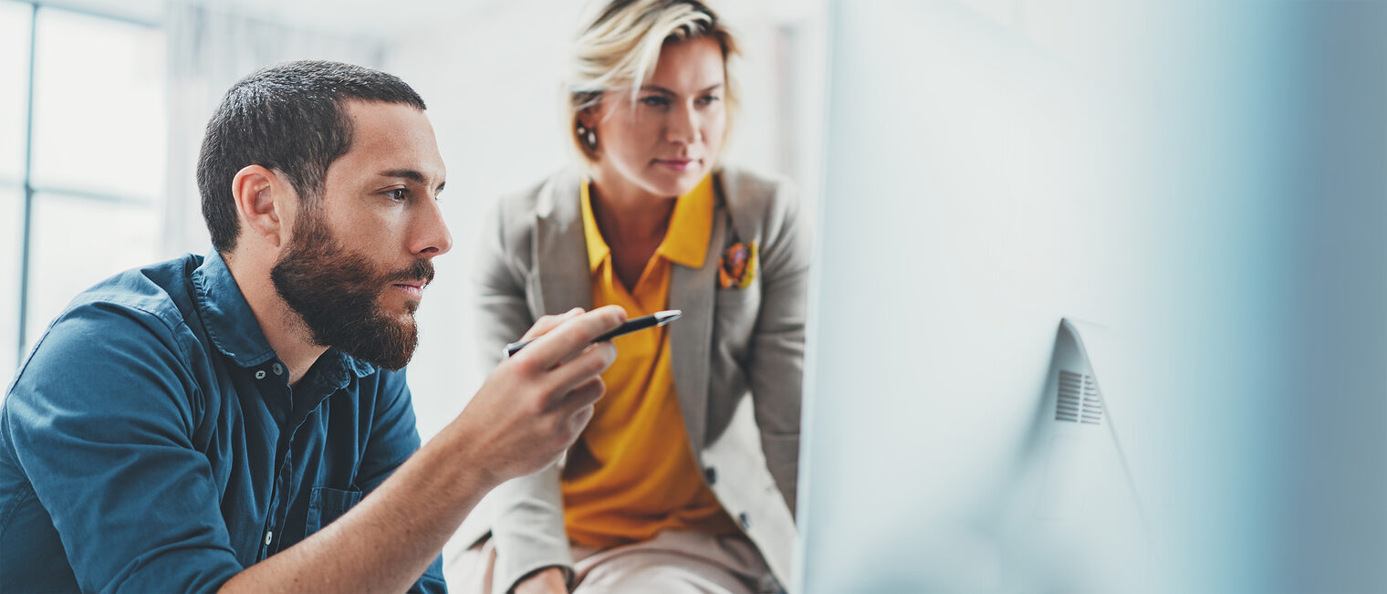 Mann und Frau im Büro. Bild: SFIO-CRACHO / stock.adobe.com