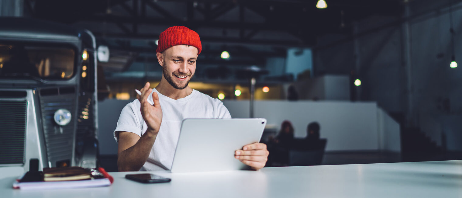 Junger Handwerker in Werkstatt / Werkhalle mit Tablet. Bild: BullRun / stock.adobe.com