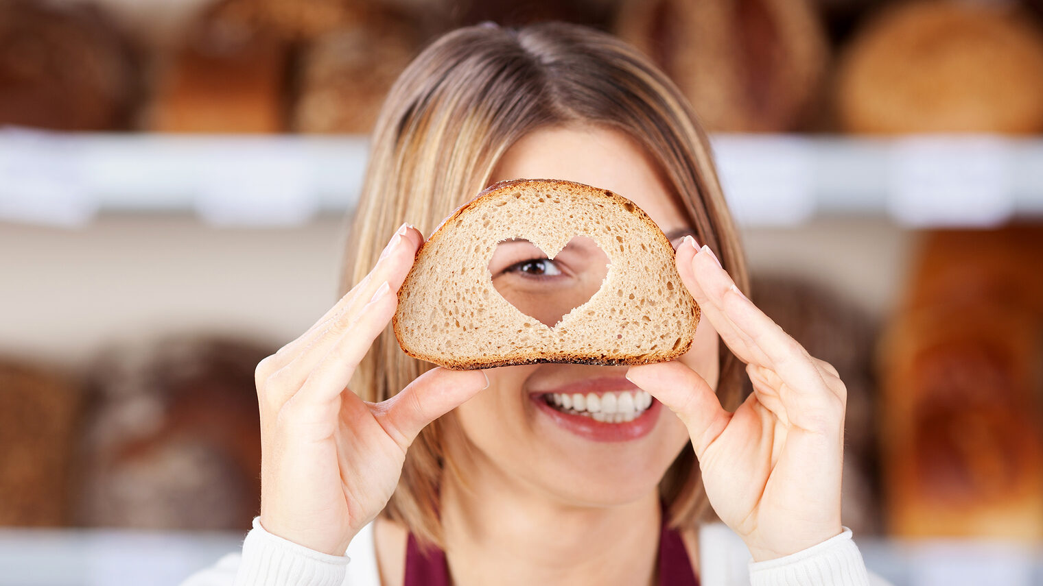 verkäuferin schaut durch ein brot mit herz Schlagwort(e): bäckerei, bäcker, brot, herz, liebe, verkäuferin, frau, brotscheibe, scheibe, auge, blicken, verliebt, backwaren, qualität, frisch, frische, genuss, genießen, handwerk, begeisterung, begeistert, motivation, kreativtität, kreativ, motiviert, handwerklich, bedienung, bedienen, service, schürze, laden, geschäft, regal, brotregal, theke, verkaufstheke, backen, brote, mehl, essen, arbeit, arbeiten, job, beruf, ausbildung, azubi, lehre, einzelhandel, lebensmittel, ernährung, einkauf, lecker, nahrungsmittel, person, mensch, lächelnd, lächeln, freundlich, kundenservice, service, jung, 20-30