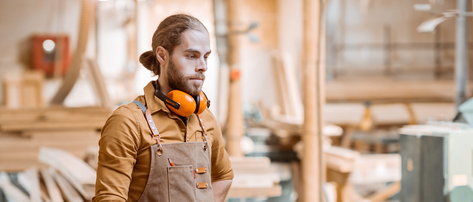 Holzhandwerker mit nachdenklichem Gesichtsausdruck. Bild: rh2010 / stock.adobe.com