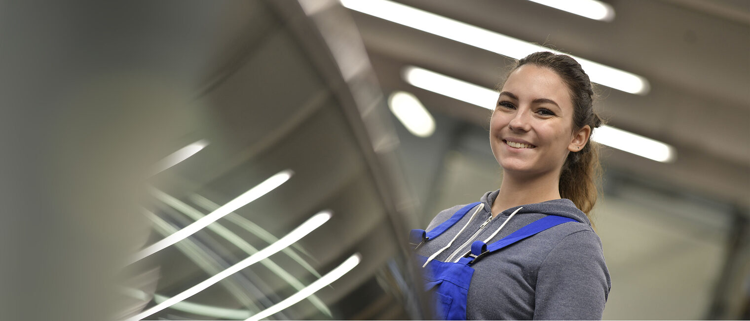 Junge Frau in der Kfz-Werkstatt. Bild: goodluz / stock.adobe.com