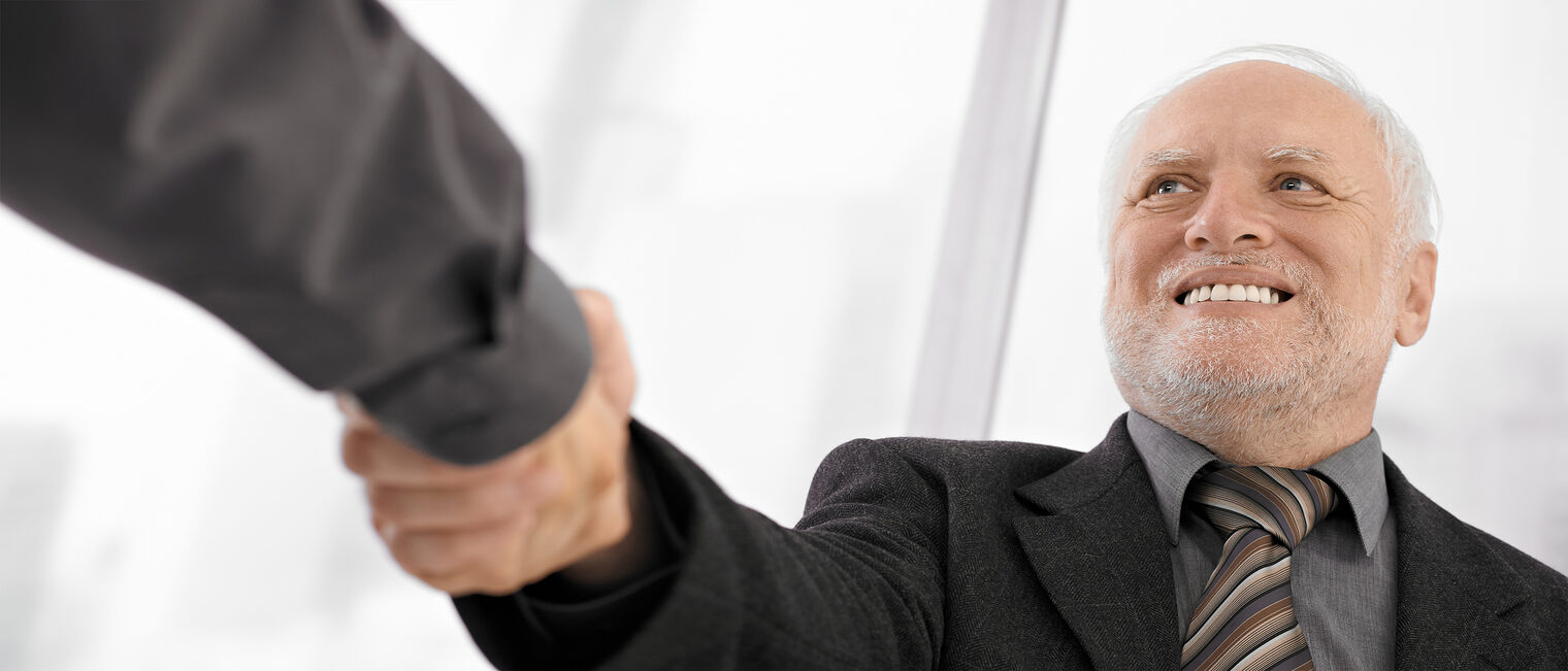Eine erfolgreiche Unternehmensübergabe muss sorgfältig vorbereitet werden. Harold hat es geschafft und kann nun als Pensionär seiner Leidenschaft als Fotomodel nachgehen. 