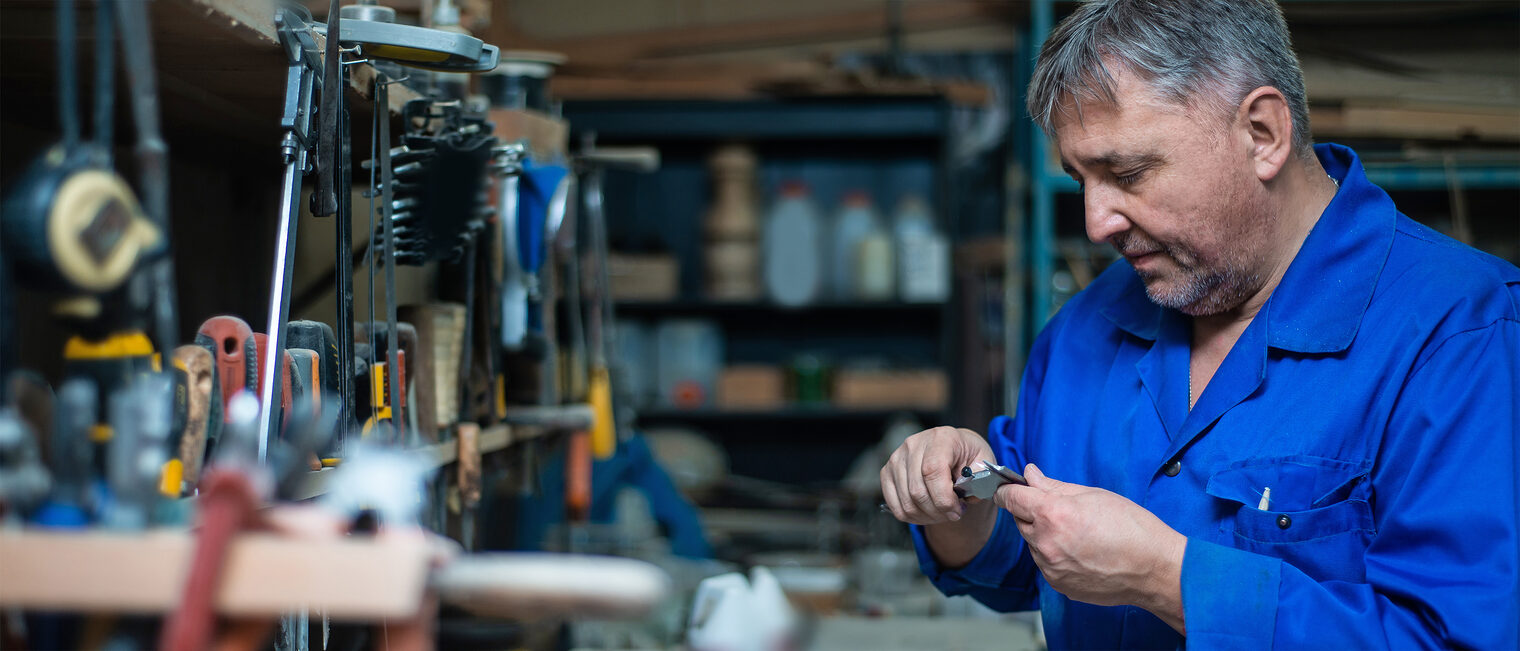 Senior-Handwerker in der Werkstatt. Bild: Vladimir / stock.adobe.com