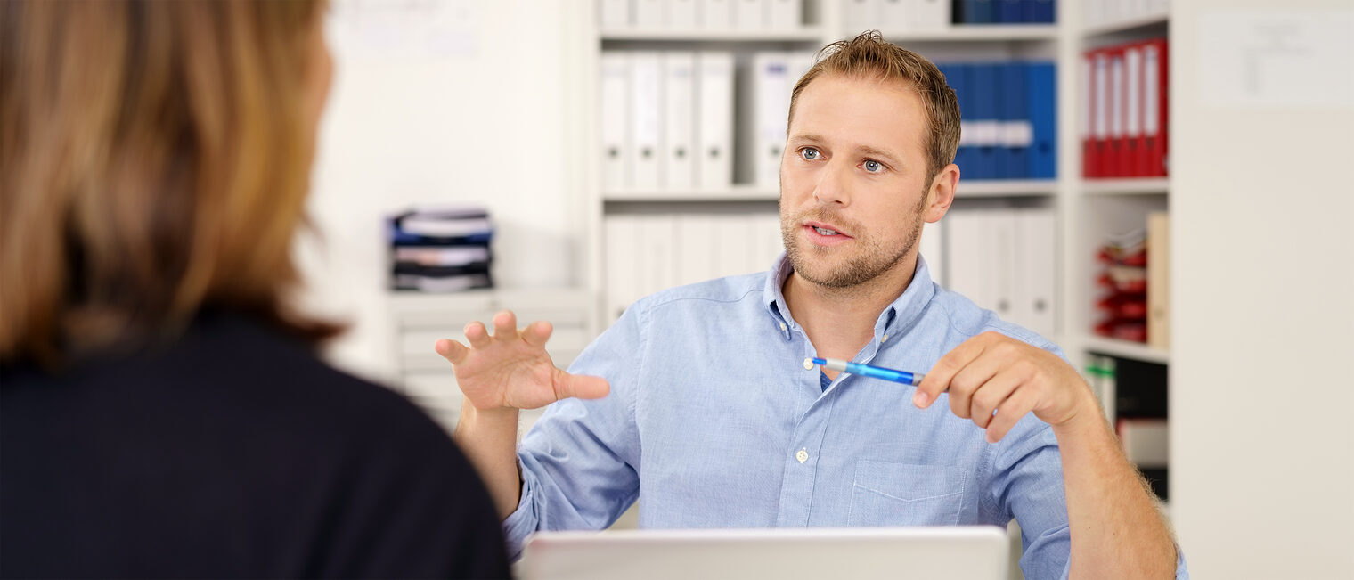 Mitarbeitergespräch im Büro. Bild: contrastwerkstatt / stock.adobe.com