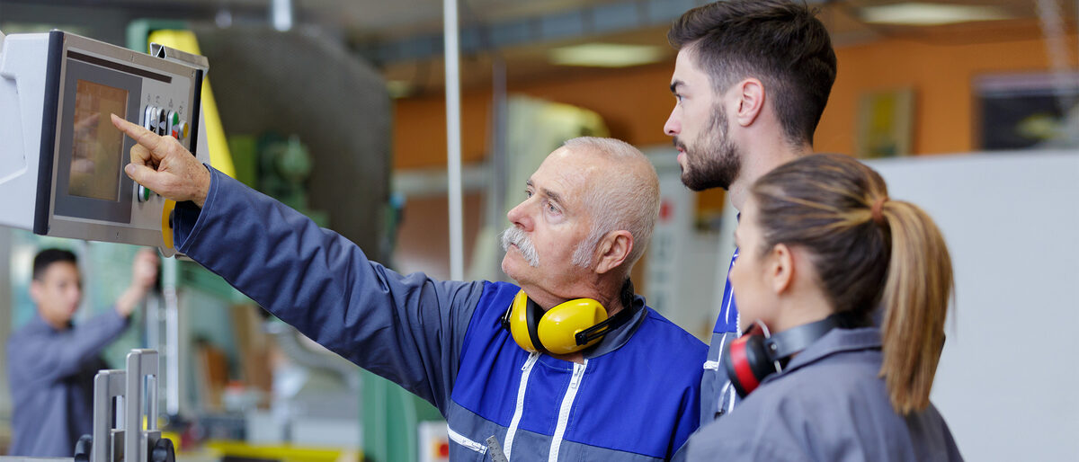 Ausbildungssituation mit Lehrlingen und Ausbilder. Bild: auremar / stock.adobe.com