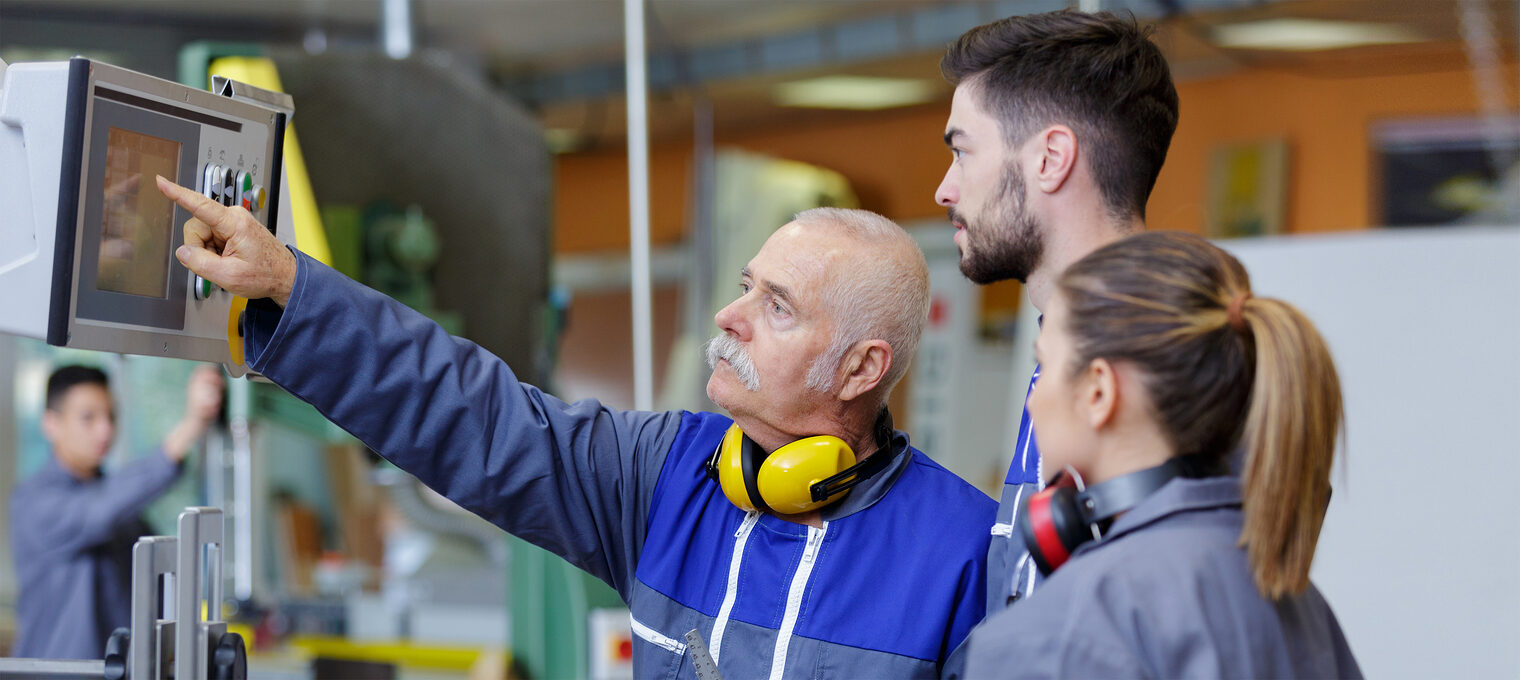 Ausbildungssituation mit Lehrlingen und Ausbilder. Bild: auremar / stock.adobe.com